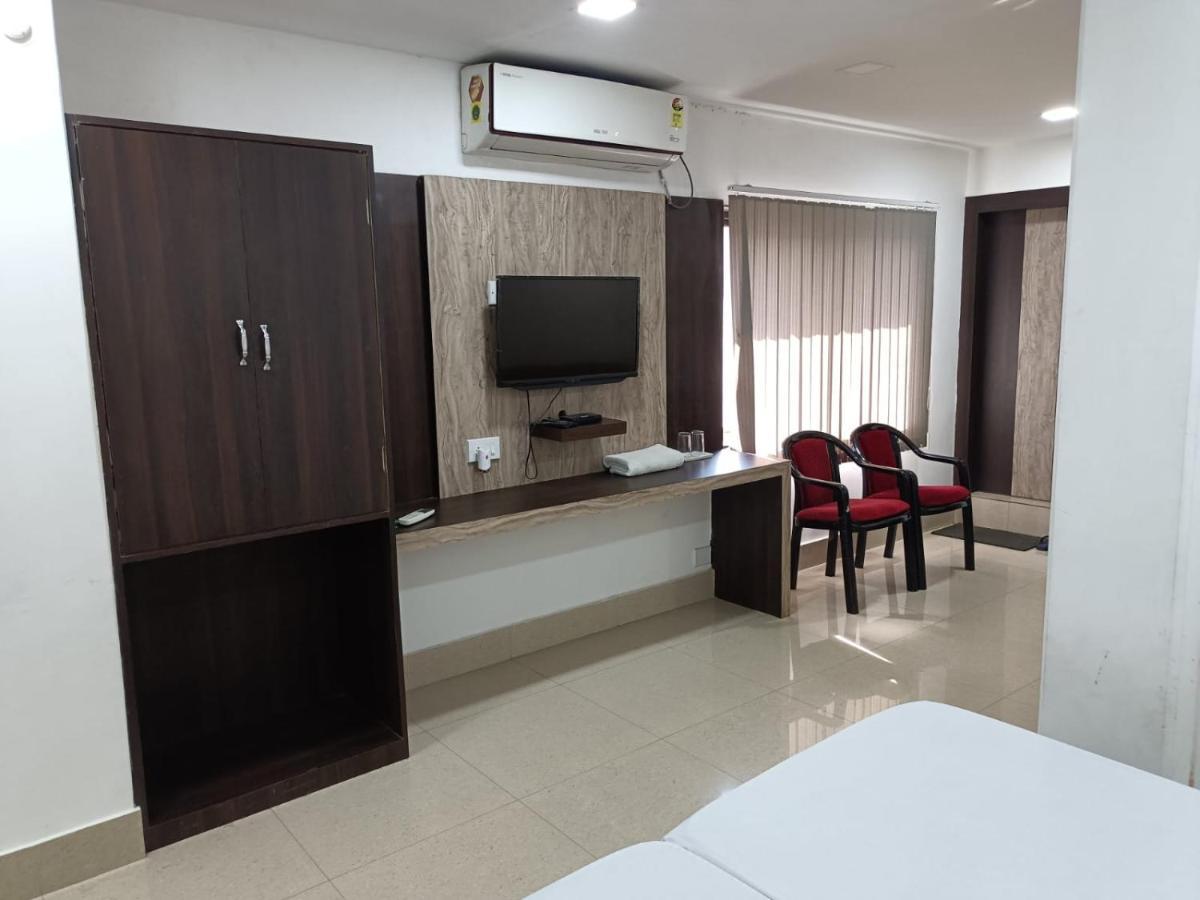 Kusum Hotel Дібругарх Екстер'єр фото