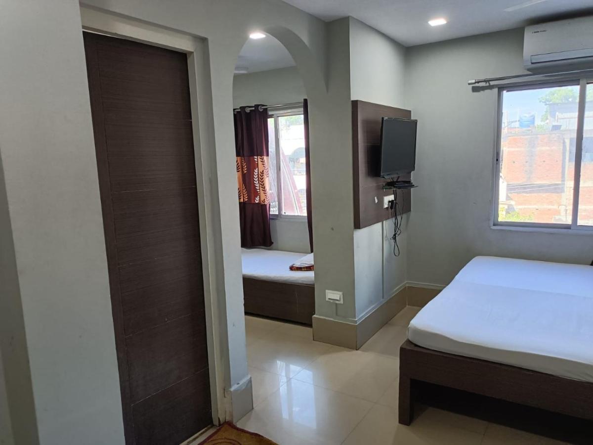 Kusum Hotel Дібругарх Екстер'єр фото