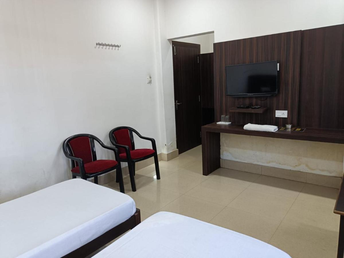 Kusum Hotel Дібругарх Екстер'єр фото