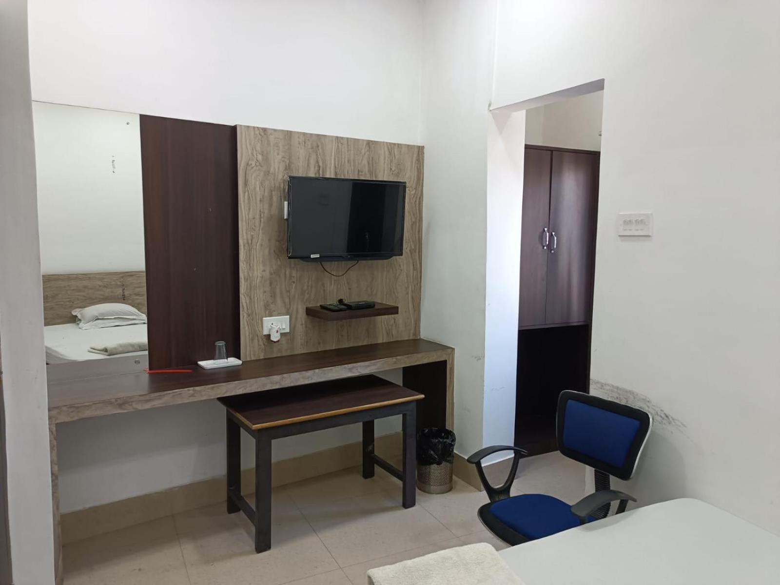 Kusum Hotel Дібругарх Екстер'єр фото